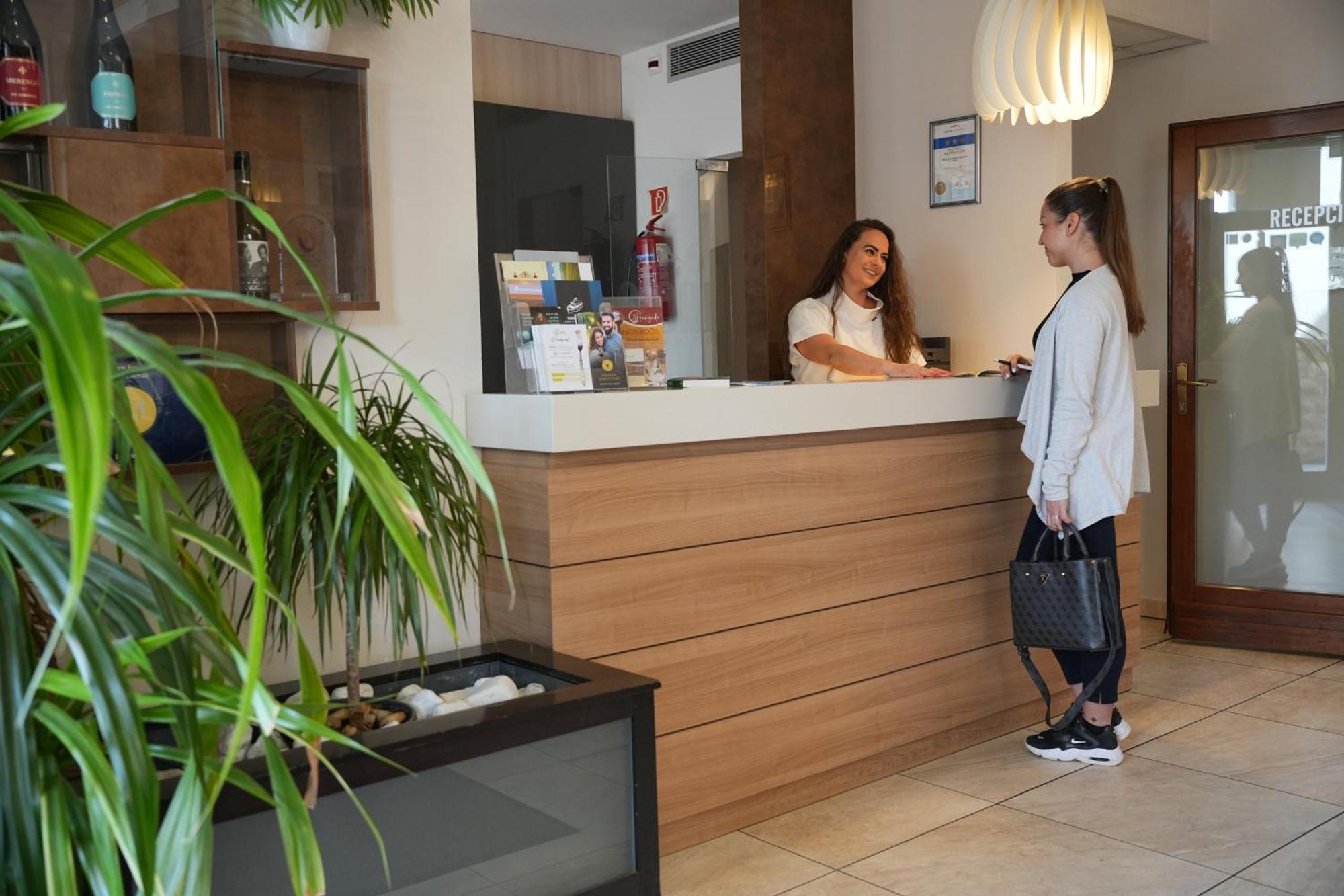 Imola Udvarhaz Dessert Hotel Eger Ngoại thất bức ảnh
